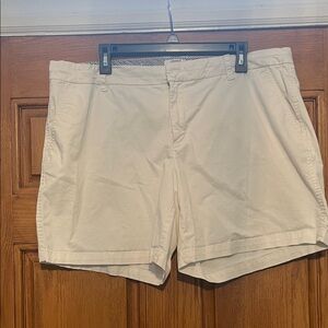 crown & ivy Women's Cream Flat-Front Chino Shorts